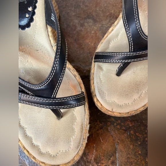 Easy Spirit~Mudd~Black/Light Gray/Tan Thong Wicker-Look Wedge Sandals~Size 9M - Picture 3 of 14